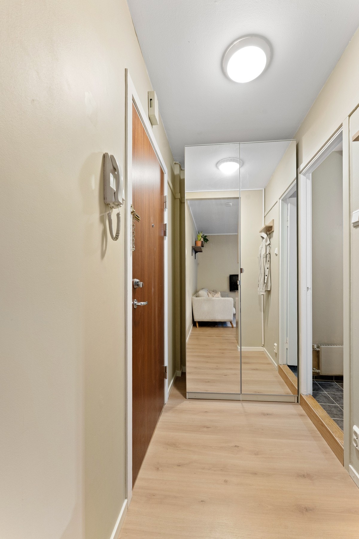 Medfølgende garderobeskap. Galleribilde