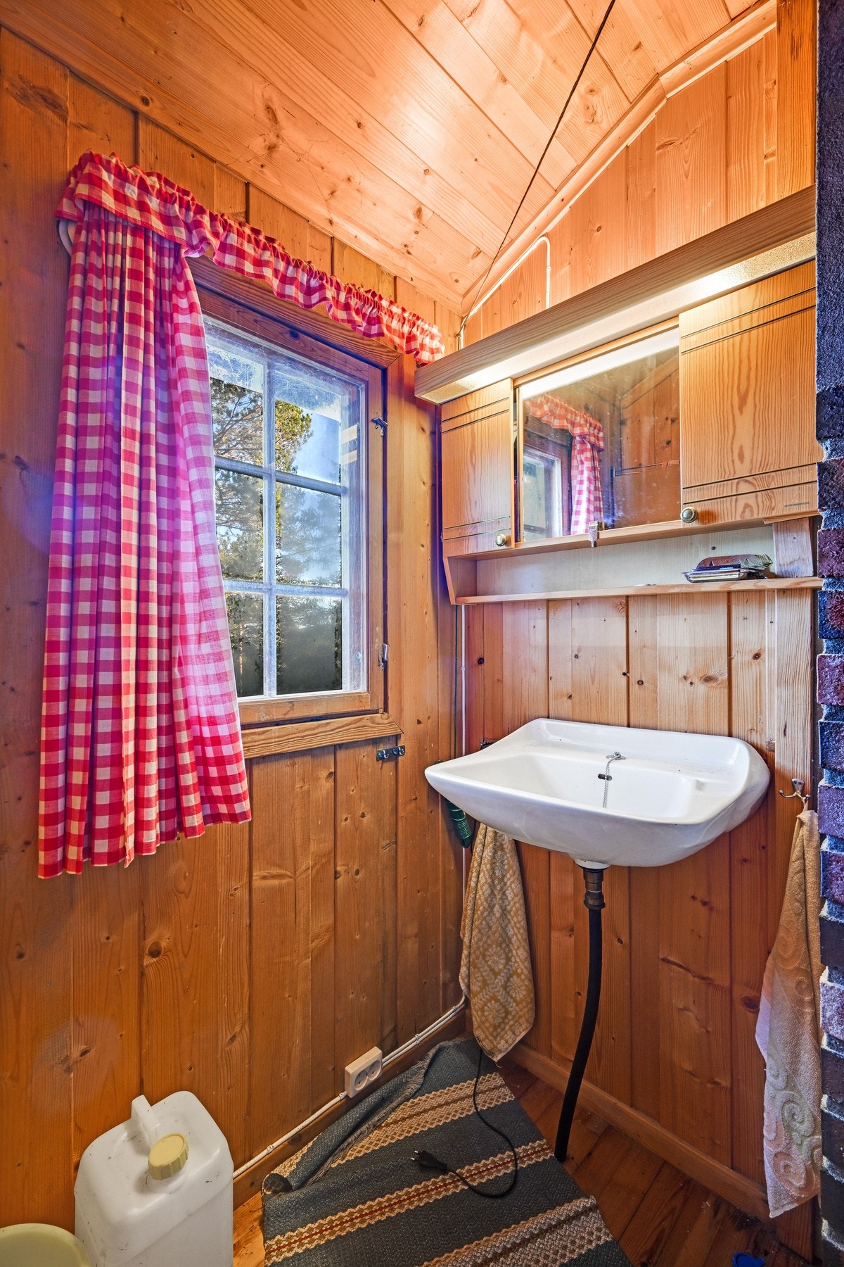 Toalettrom på innsiden av kjøkkenet Galleribilde