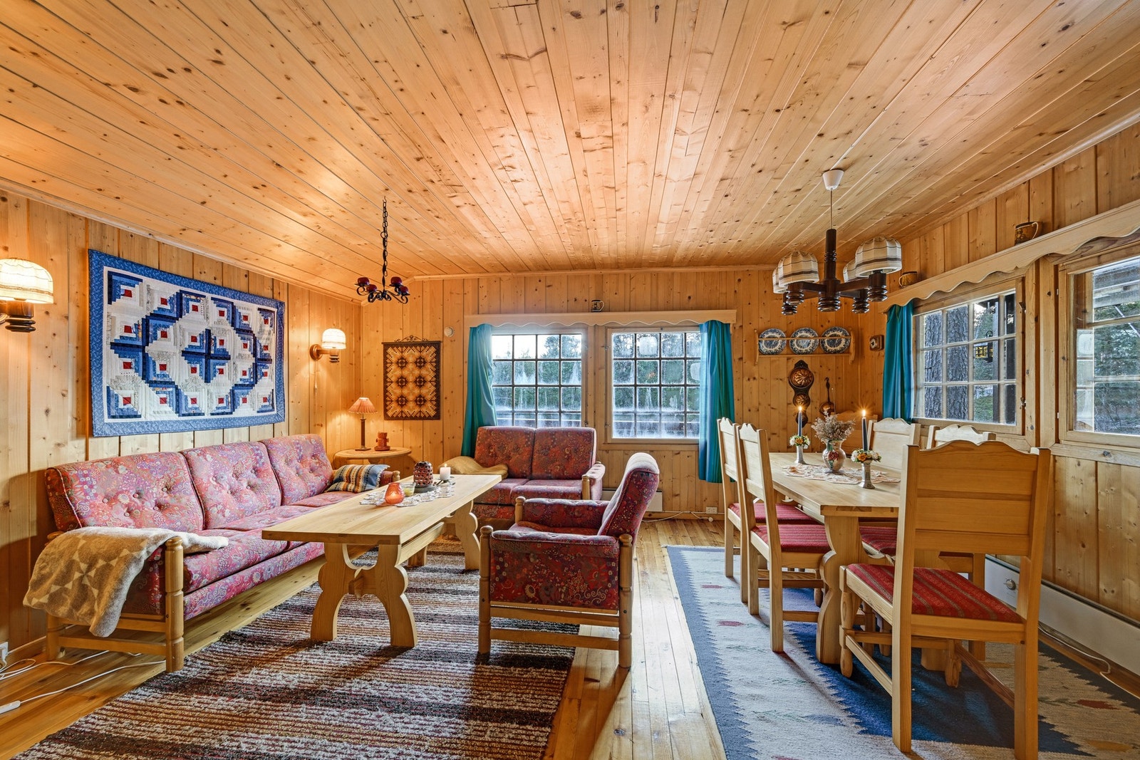 Romslig stue med god plass til sofakrok og spisebord Galleribilde