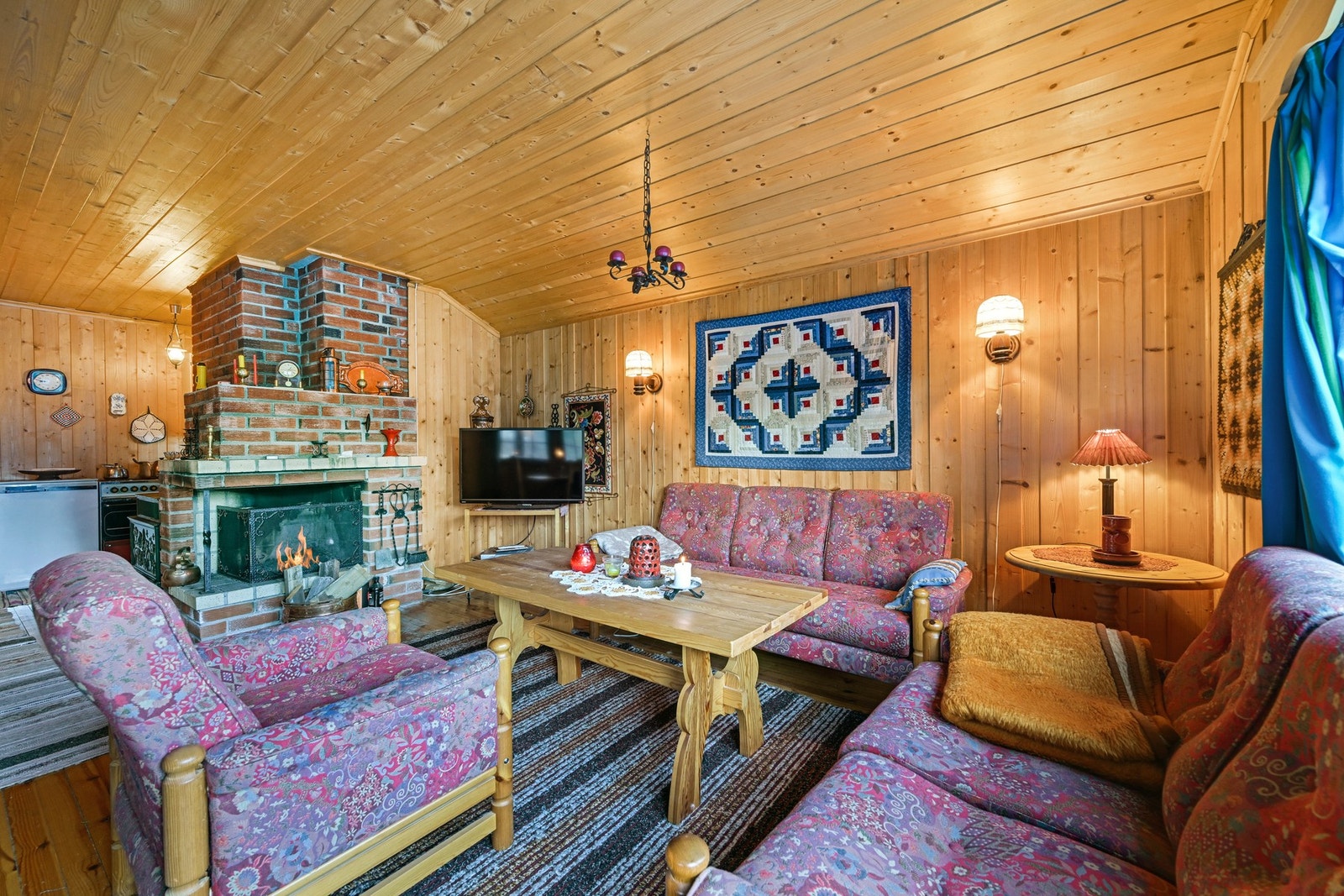 Stor og pen peis i stua Galleribilde