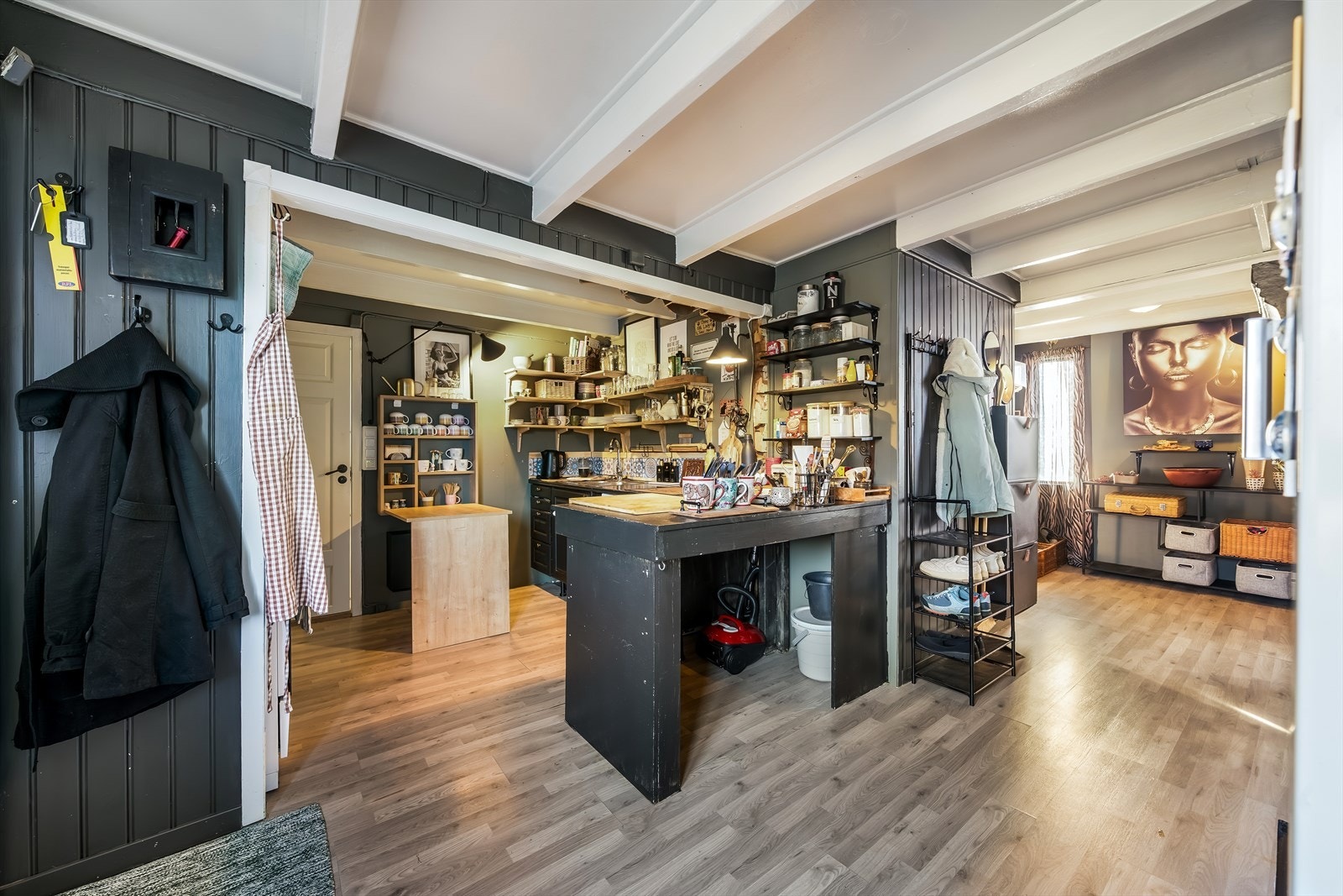 De klassiske bjelkene i taket er i flere rom i boligen. Galleribilde