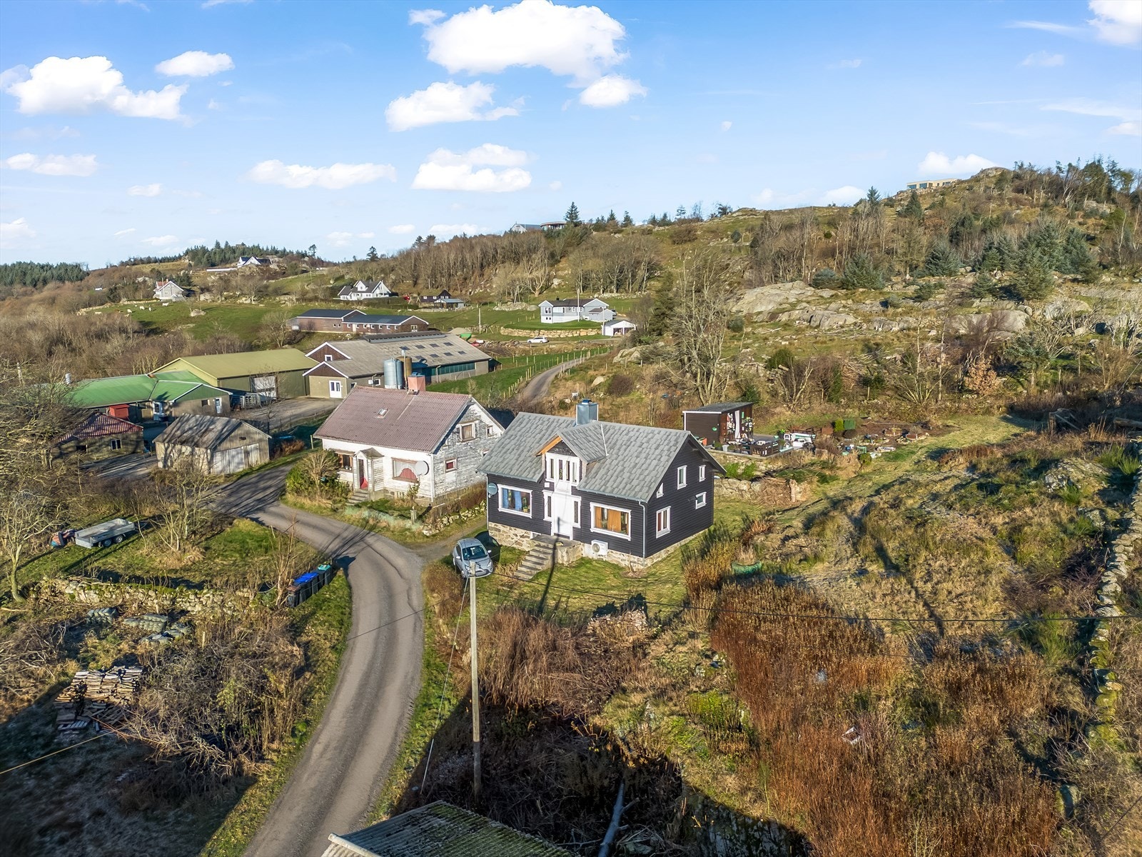 Boligen ligger på Kalleberg omgitt av boliger og gårder. Galleribilde