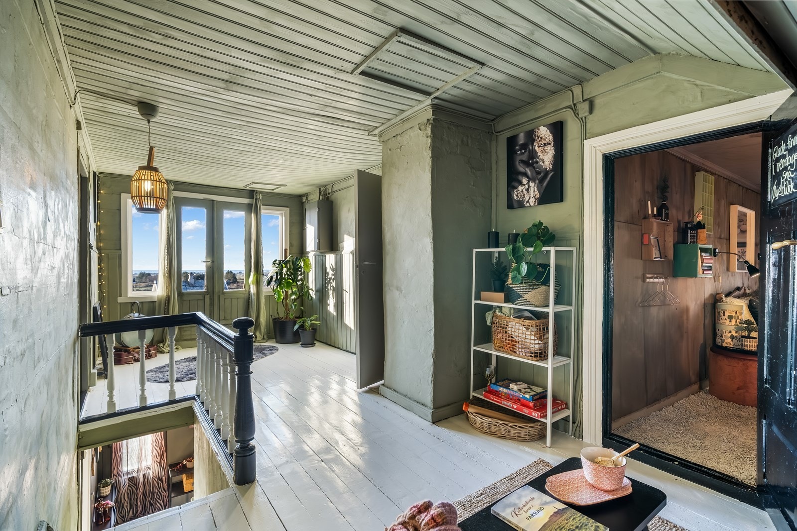 Mellomgang i 2. etasje med flott utsikt mot Listalandet og havet. Galleribilde