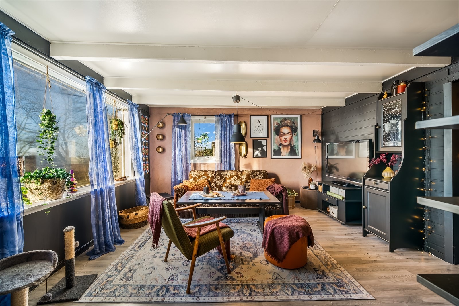 Stue i 1. etasje med klassiske bjelker i taket. Galleribilde