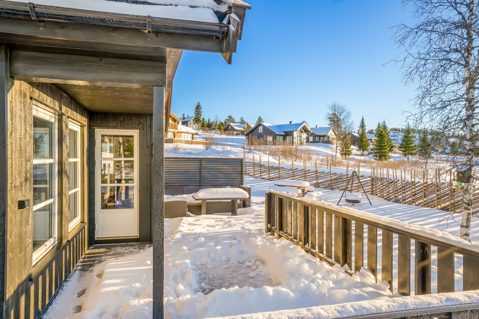 Utgang til solrik markterrasse fra kjøkken og spisestue. Galleribilde