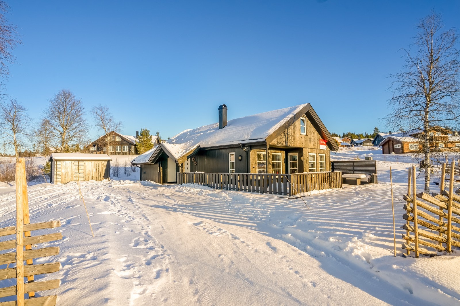 Trivelig og innholdsrik familiehytte med pent opparbeidet naturtomt med flere biloppstillingsplasser, redskapsbod og sportsbod samt omkransende skigard. Galleribilde