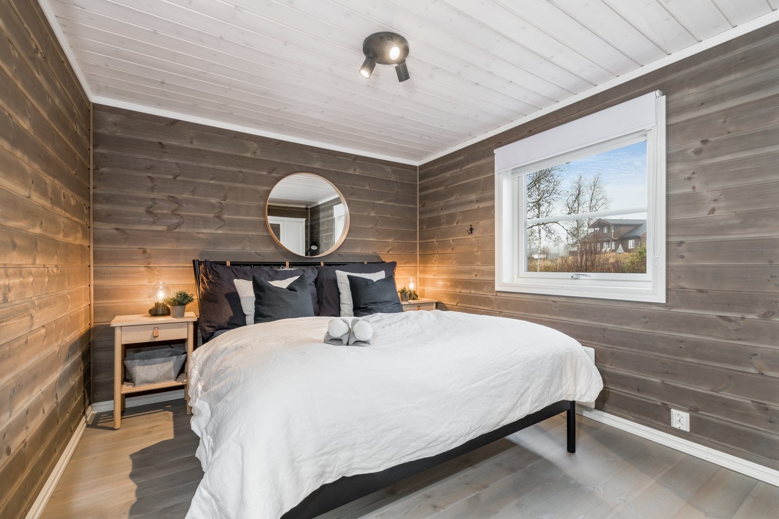 Hovedsoverom med god plass til dobbeltseng og oppbevaring i kommoder ol. Galleribilde