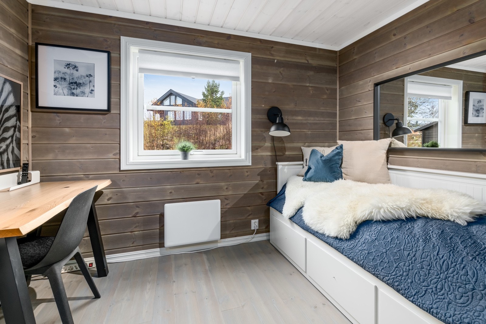 Soverom nr. 2 har plass til både arbeidsbord og uttrekk-seng. Galleribilde