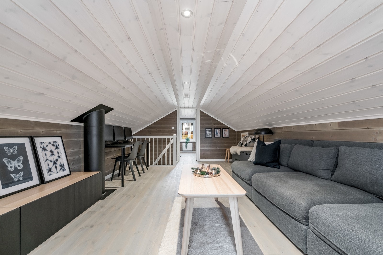 Innredet loftstue med tv-krok og arbeidsbord for pc og spill. Galleribilde