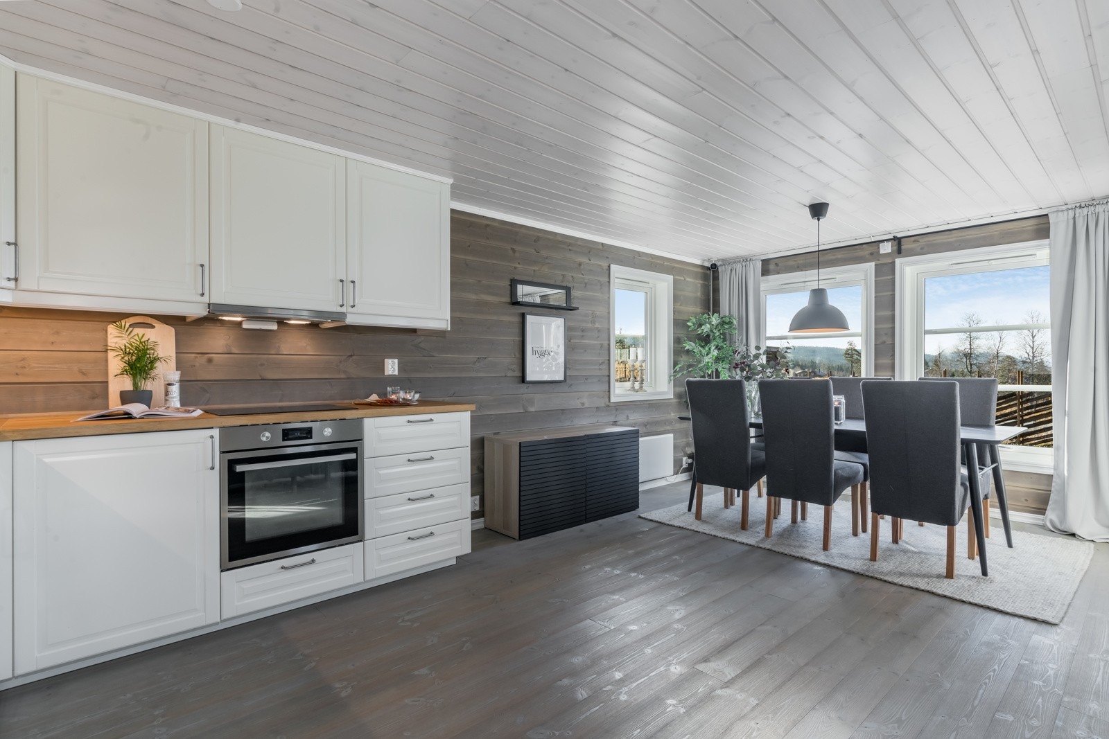 Kjøkkenet er i åpen løsning med stue og som forlegning av kjøkkenet har man god plass til en spisestue. Galleribilde