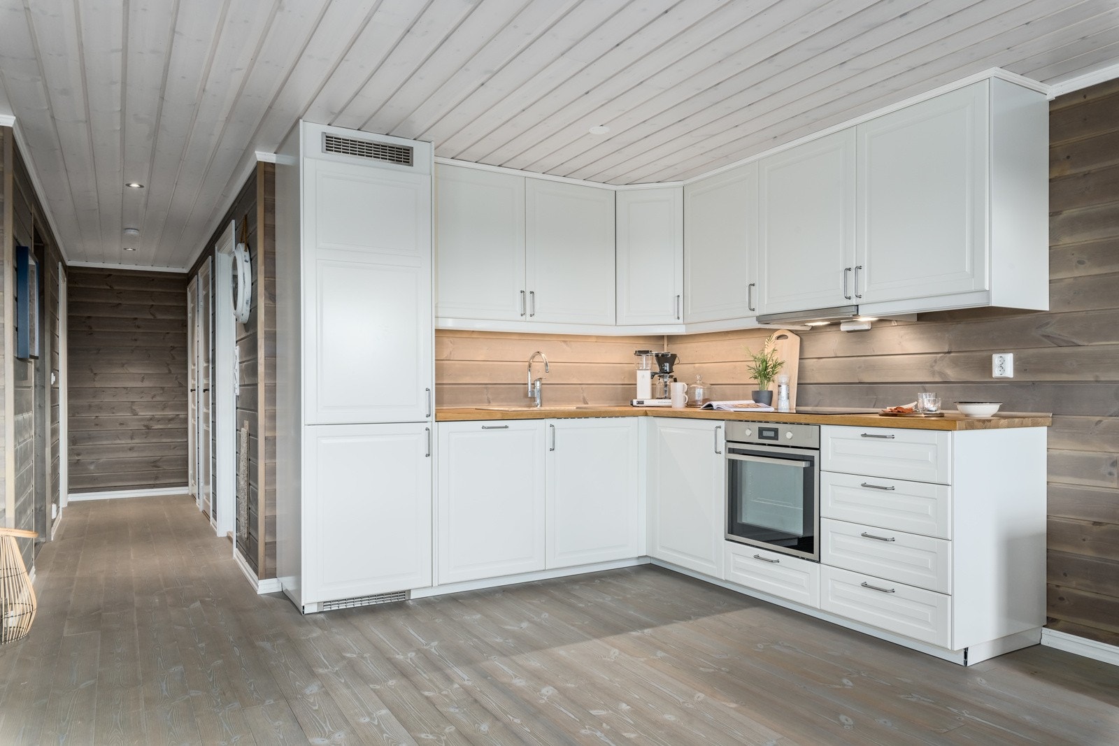 Klassisk og stilren IKEA kjøkken med profilerte fronter og heltre benkeplate. Galleribilde