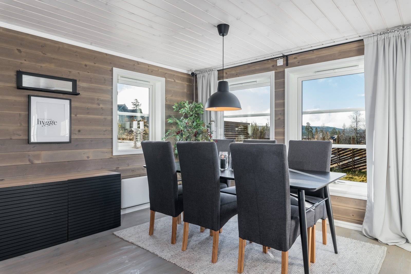 Rikelig med naturlig lysinnslipp fra store vindusflater. Galleribilde