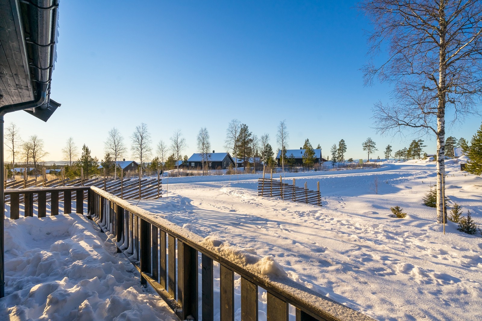 Lun uteplass i solveggen. Her er det god plass til flere sittegrupper Galleribilde