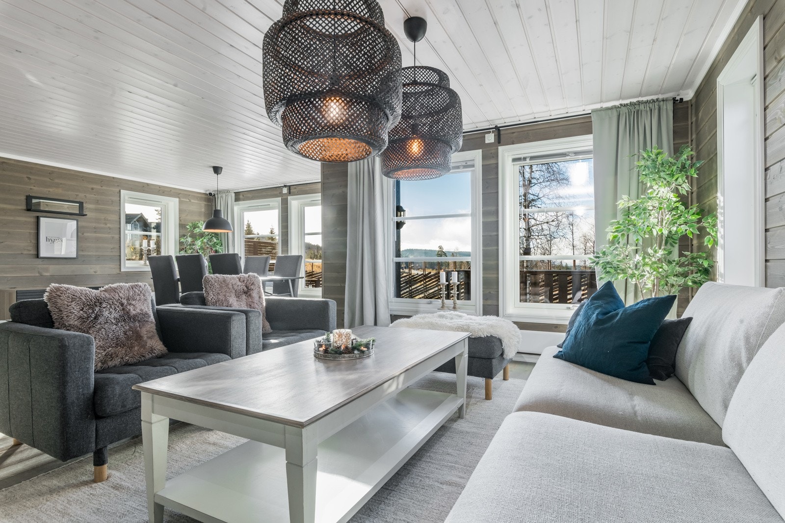 Stuen har gjennomgående moderne og tidsriktige farger og materialvalg. Galleribilde