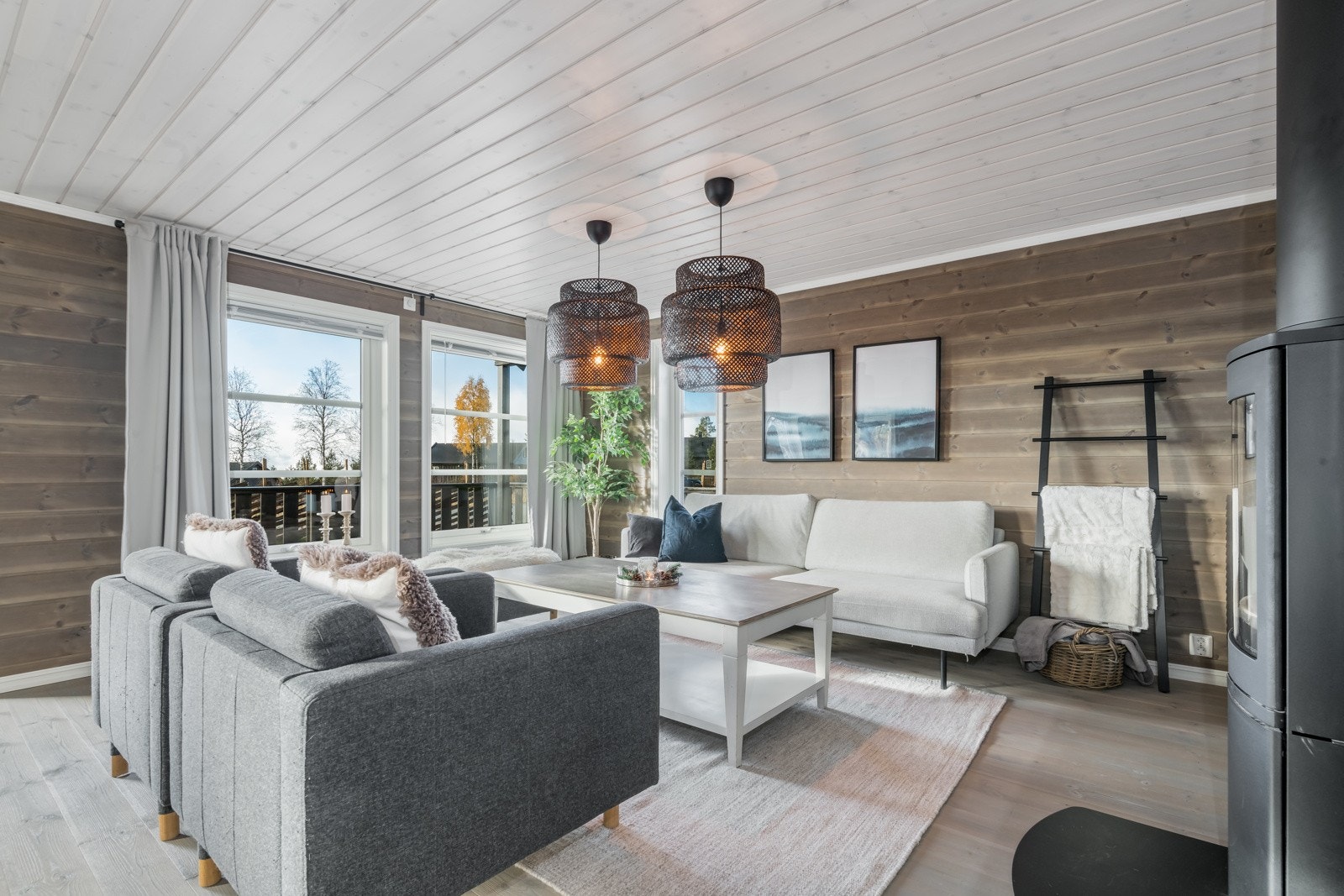 Pen stue med gode vindusflater som gir naturlig lysinnslipp til rommet. Galleribilde