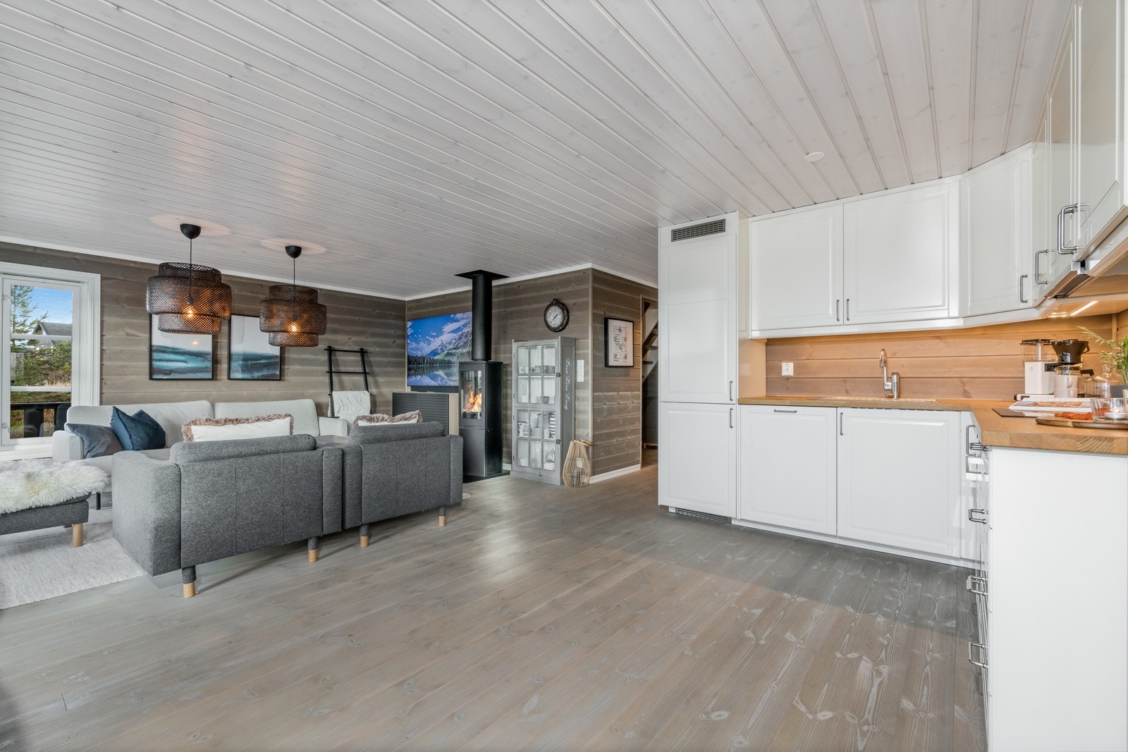 Kjøkken og stue ligger i en åpen og sosial løsning. Galleribilde