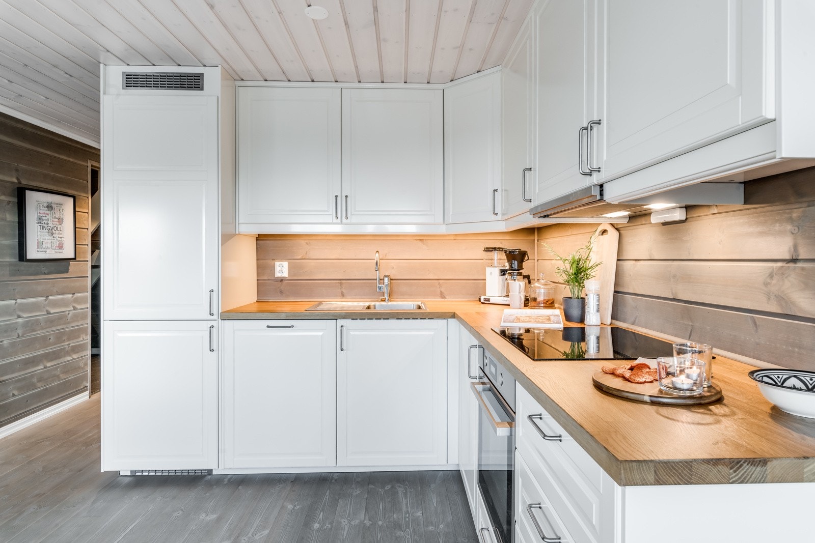 Godt med både skap - og benkeplass. Integrerte hvitevarer medfølger handelen. Galleribilde