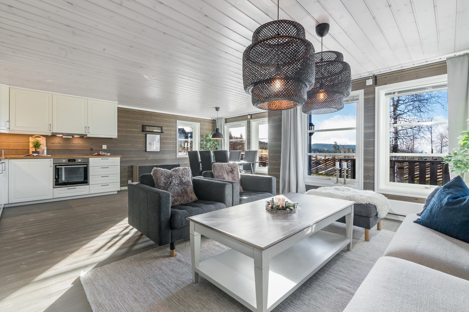 Spisestue og sofagruppe i ulike soner, men likevel i en åpen og sosial løsning. Galleribilde