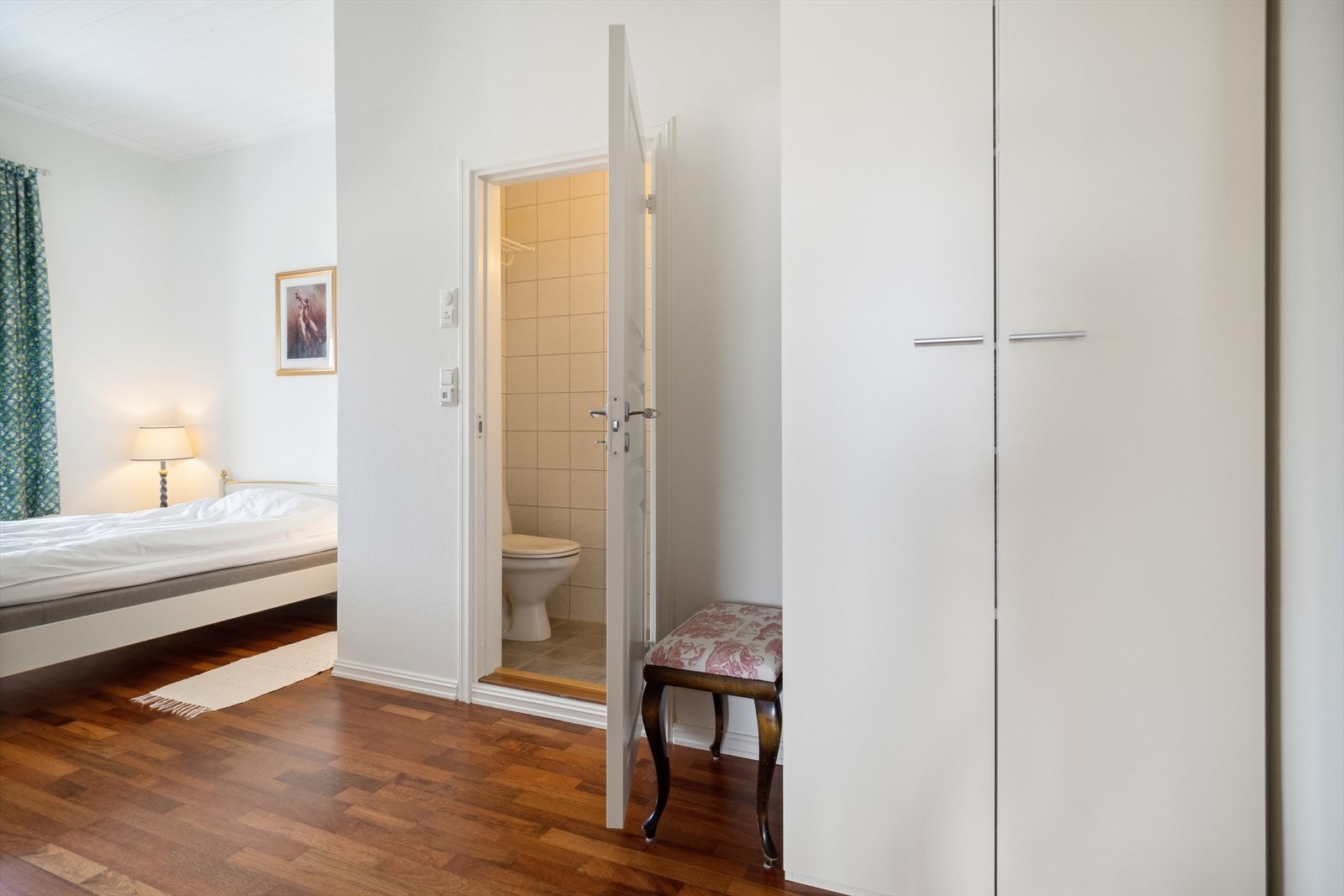 Fra soverommet får du adkomst til et eget baderom. Galleribilde