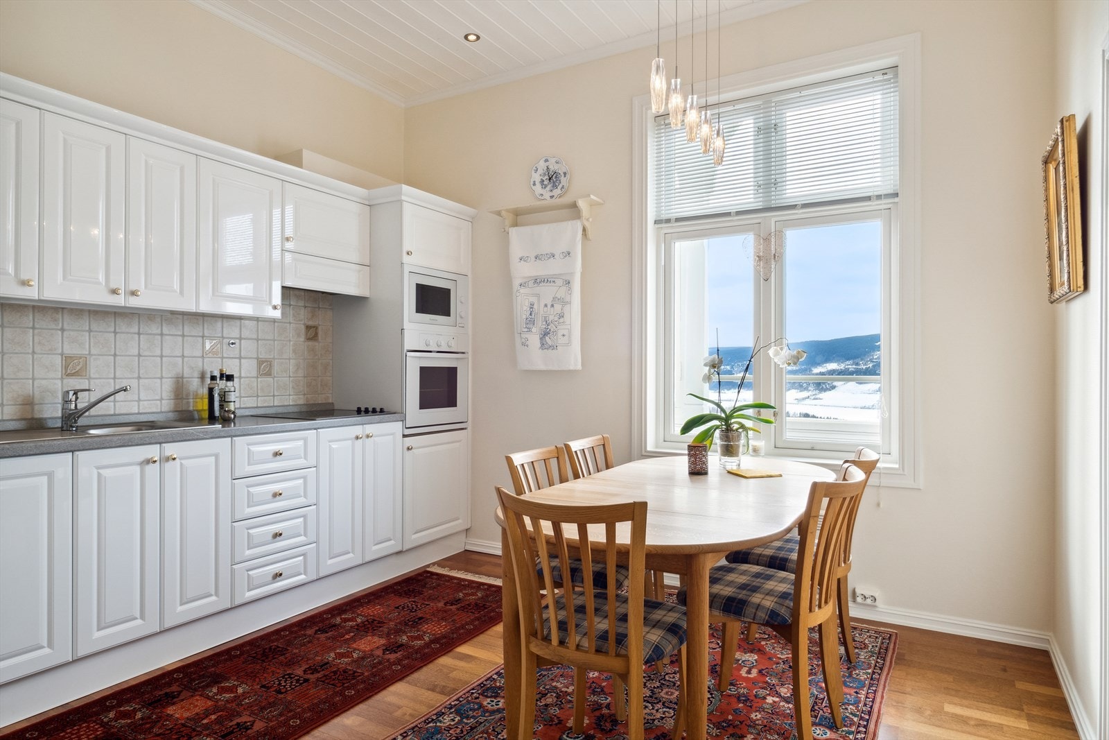 Kjøkkenet har integrerte hvitevarer med koketopp, stekeovn, micro, oppvaskmaskin og kjøl/frys. Galleribilde