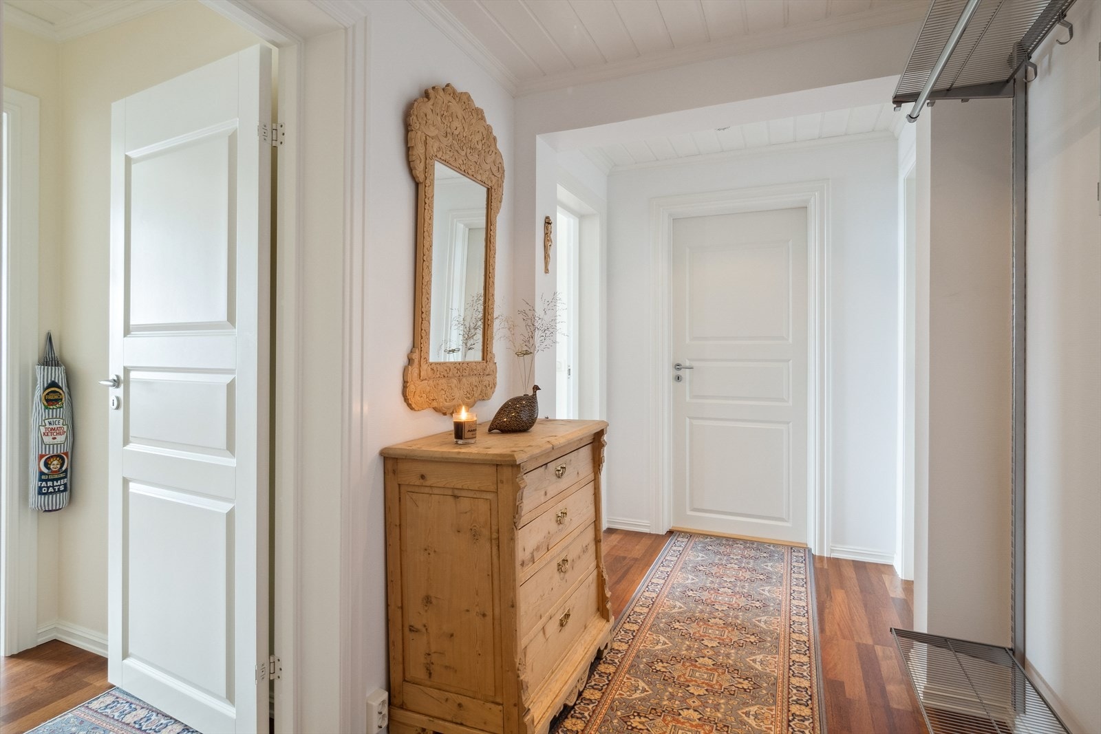 En lys og delikat entré ønsker deg velkommen inn i boligen. Galleribilde