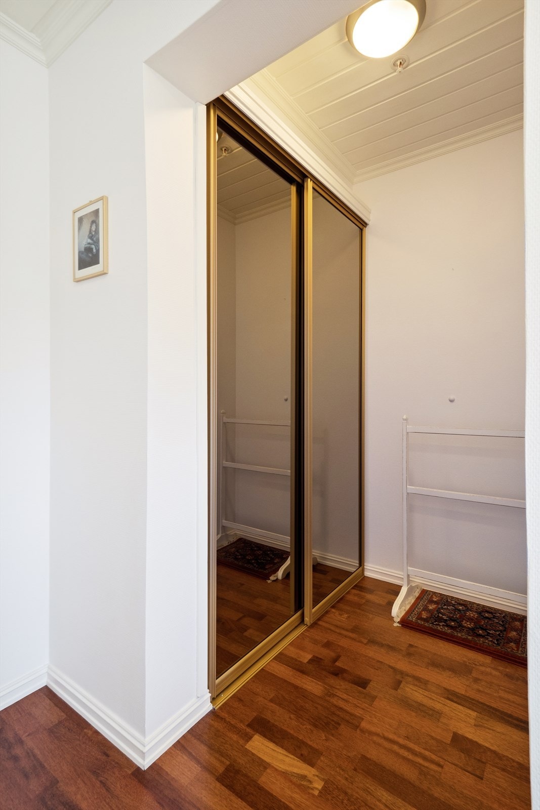 Skyvedørsgarderobe på det minste soverommet. Galleribilde
