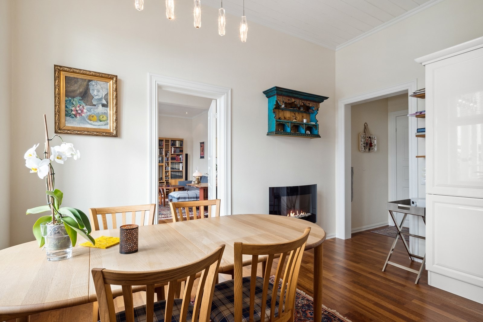 Spisegruppen har en lys og praktisk plassering like ved kjøkkenvinduet. Galleribilde