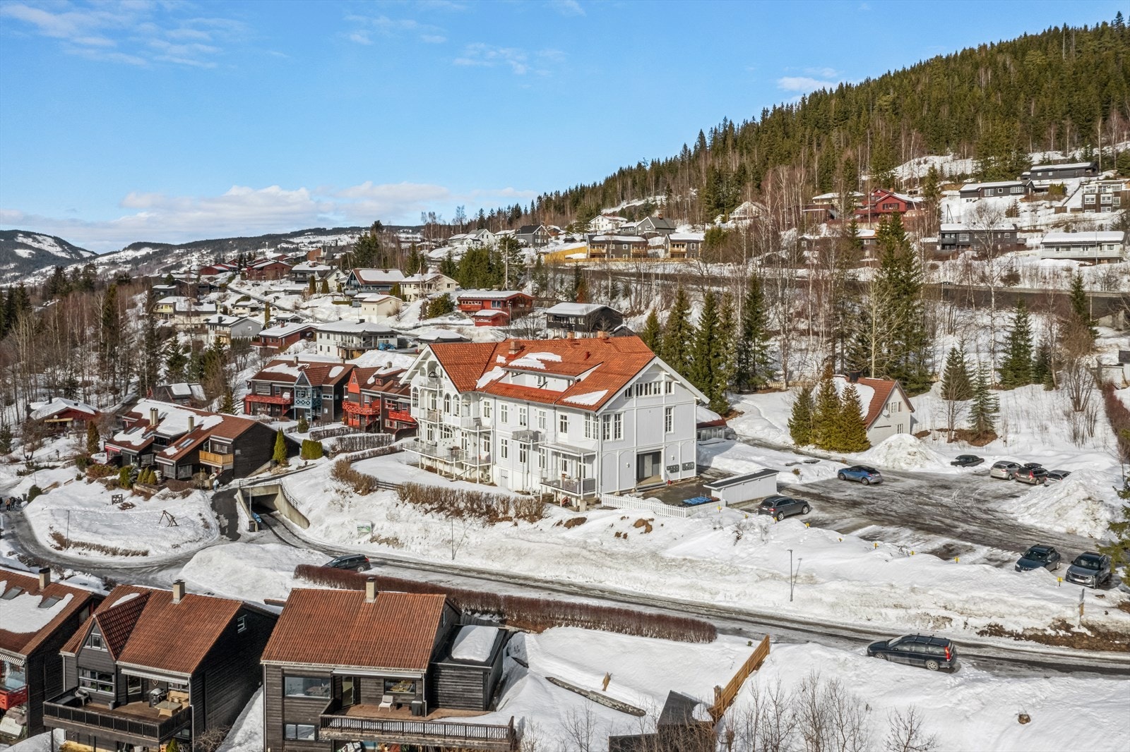 Boligen har en fin beliggenhet med kort veg til marka og kort veg til sentrum. Galleribilde