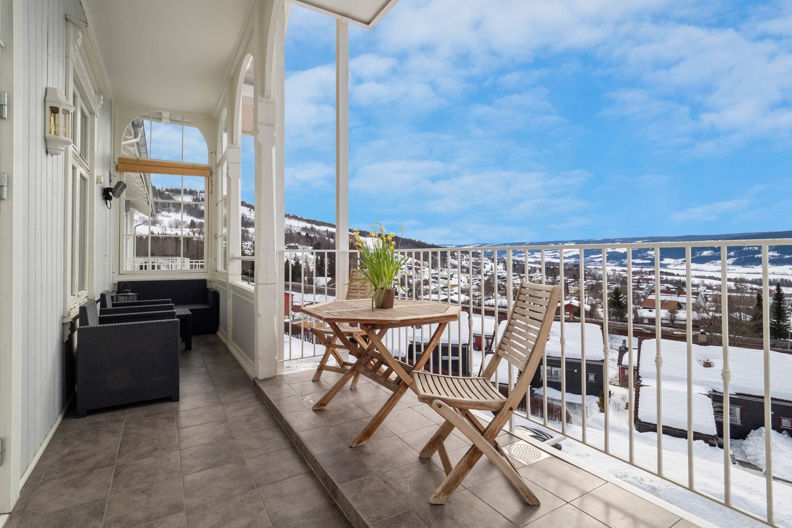 Leiligheten har en koselig overbygd balkong. Galleribilde