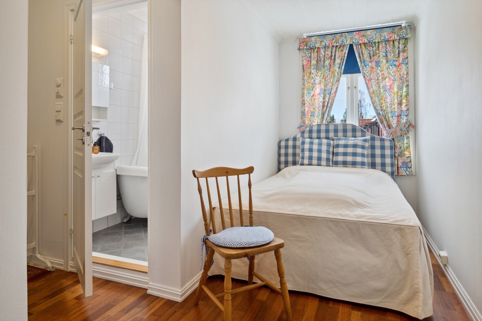 Det minste soverommet har plass til seng og garderobeløsning. I tilknytning til rommet finner du baderom. Galleribilde