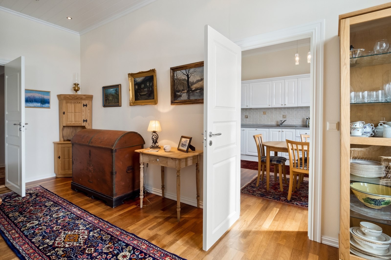 Fra stuen får du adkomst til et romslig kjøkken. Galleribilde