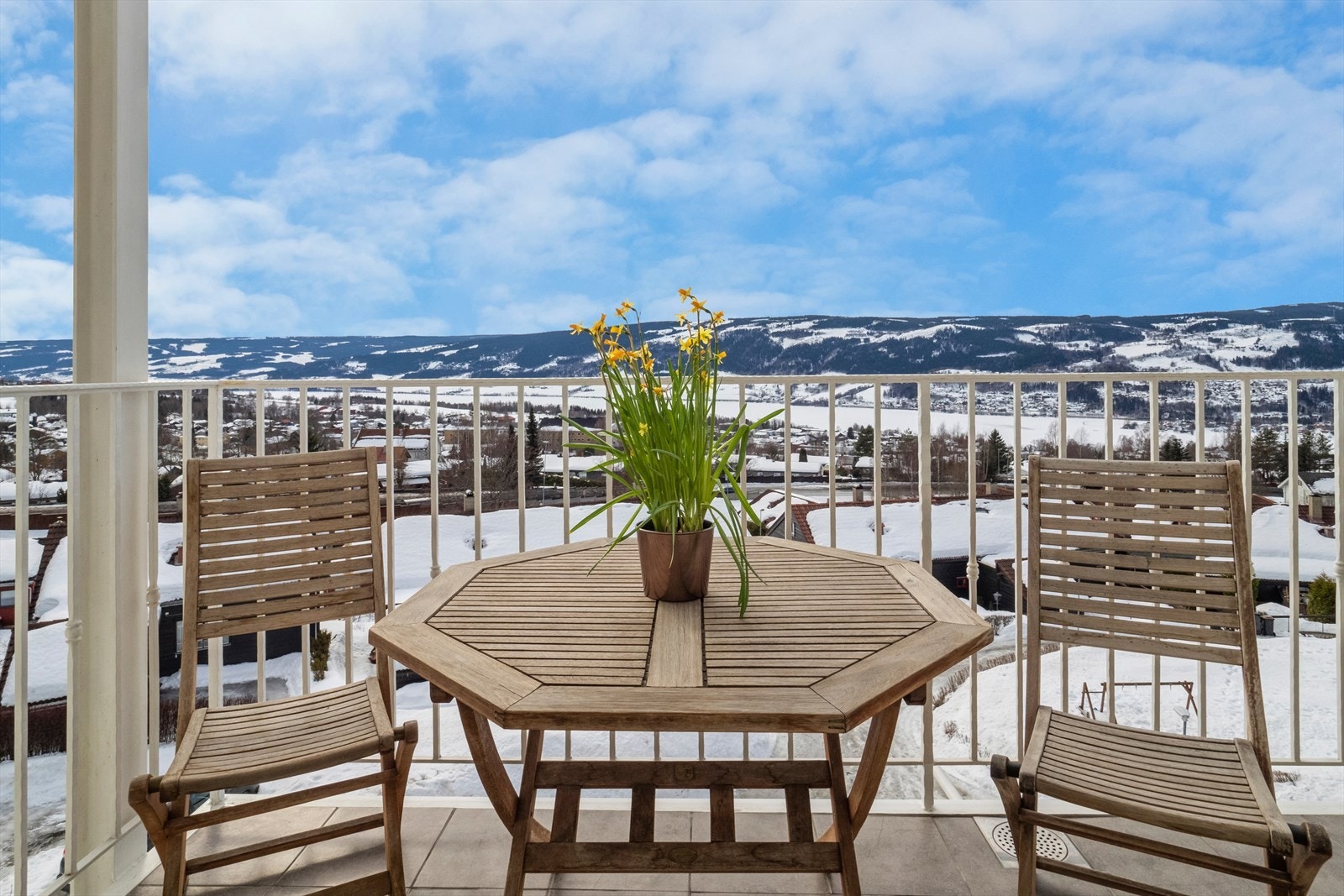 Fra balkongen kan du nyte gode sol- og utsiktsforhold. Galleribilde