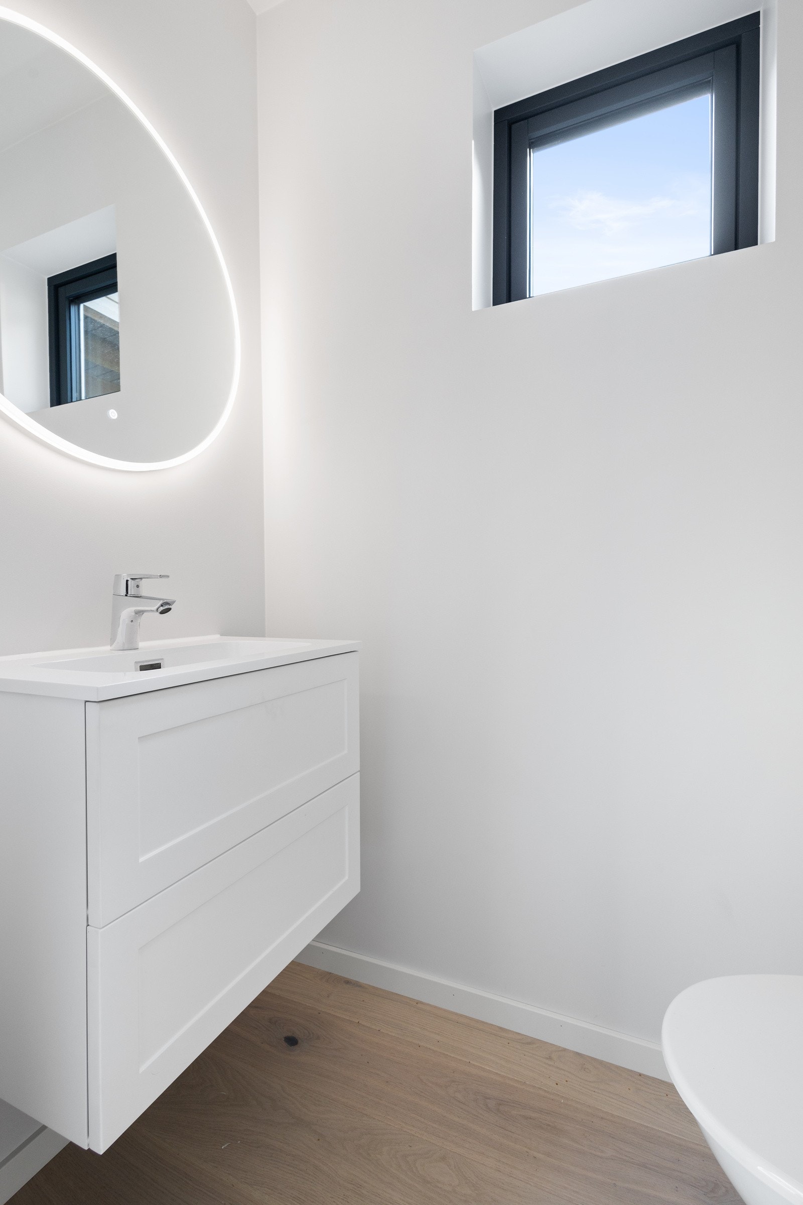 Toalettrom med praktisk tilkomst fra entré. Galleribilde