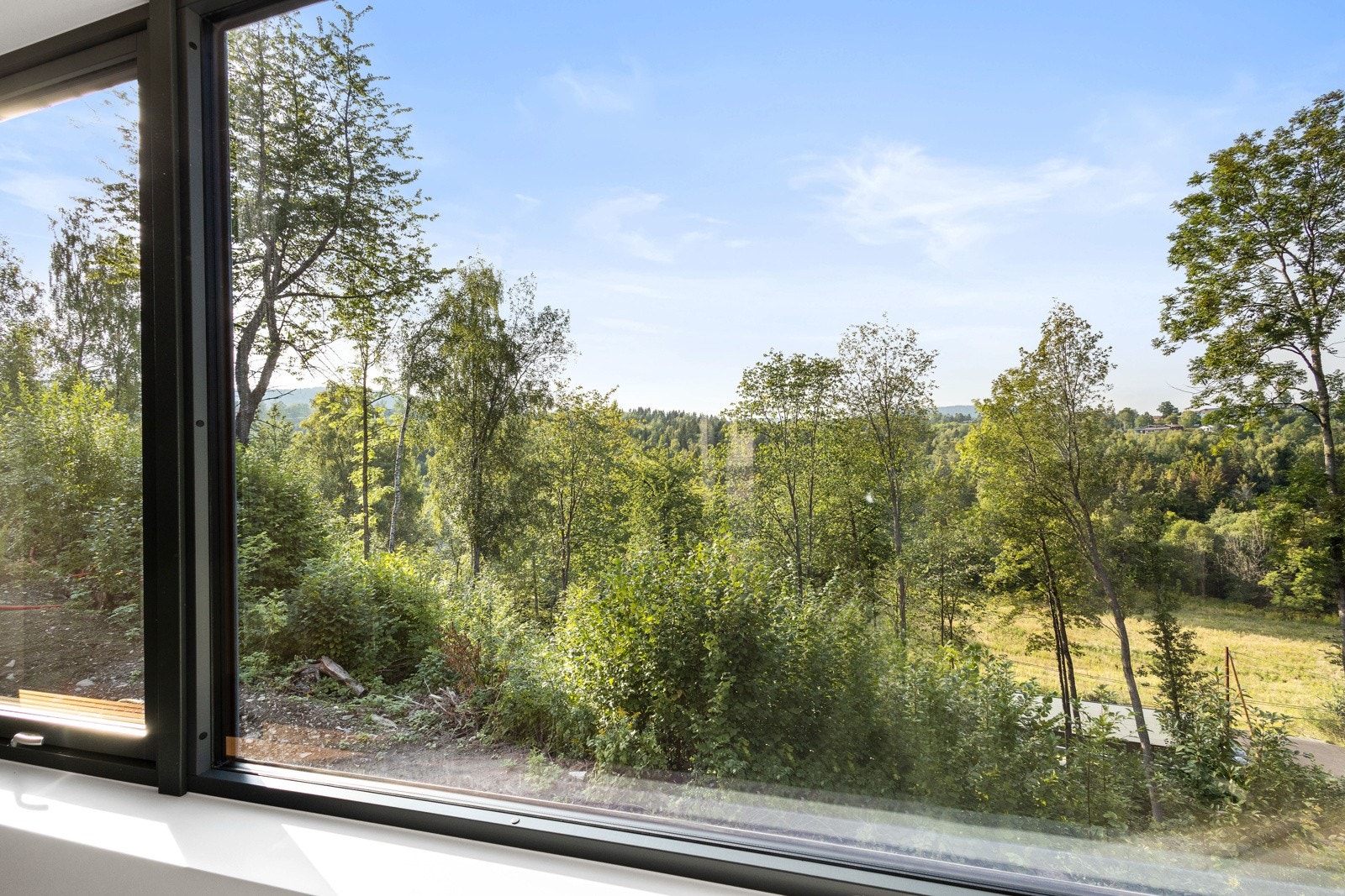 Boligen er lys og innbydende med store vindusflater som slipper inn godt med naturlig lys. Galleribilde