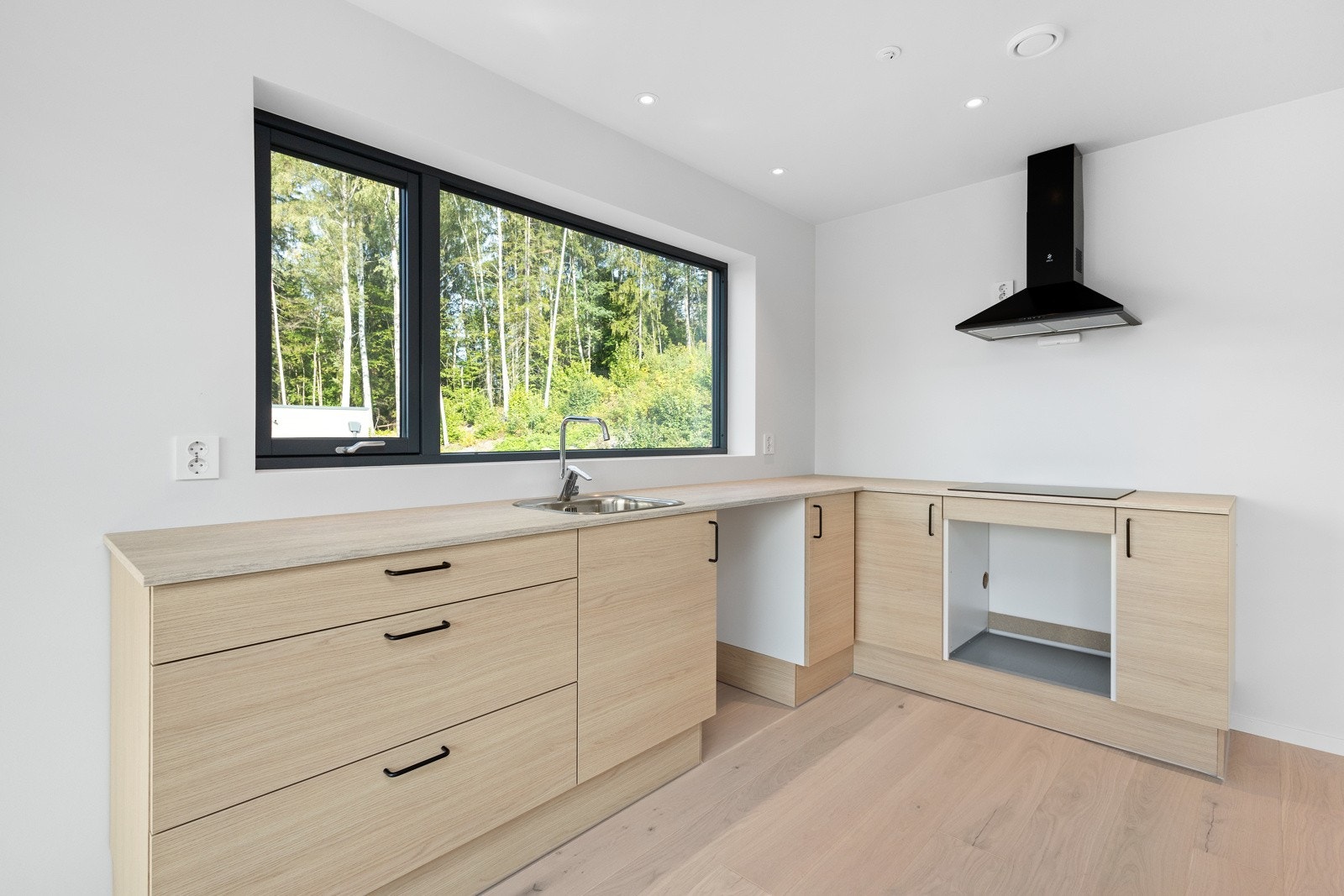 Kjøkkeninnredning med avsatt plass for hvitevarer. Galleribilde