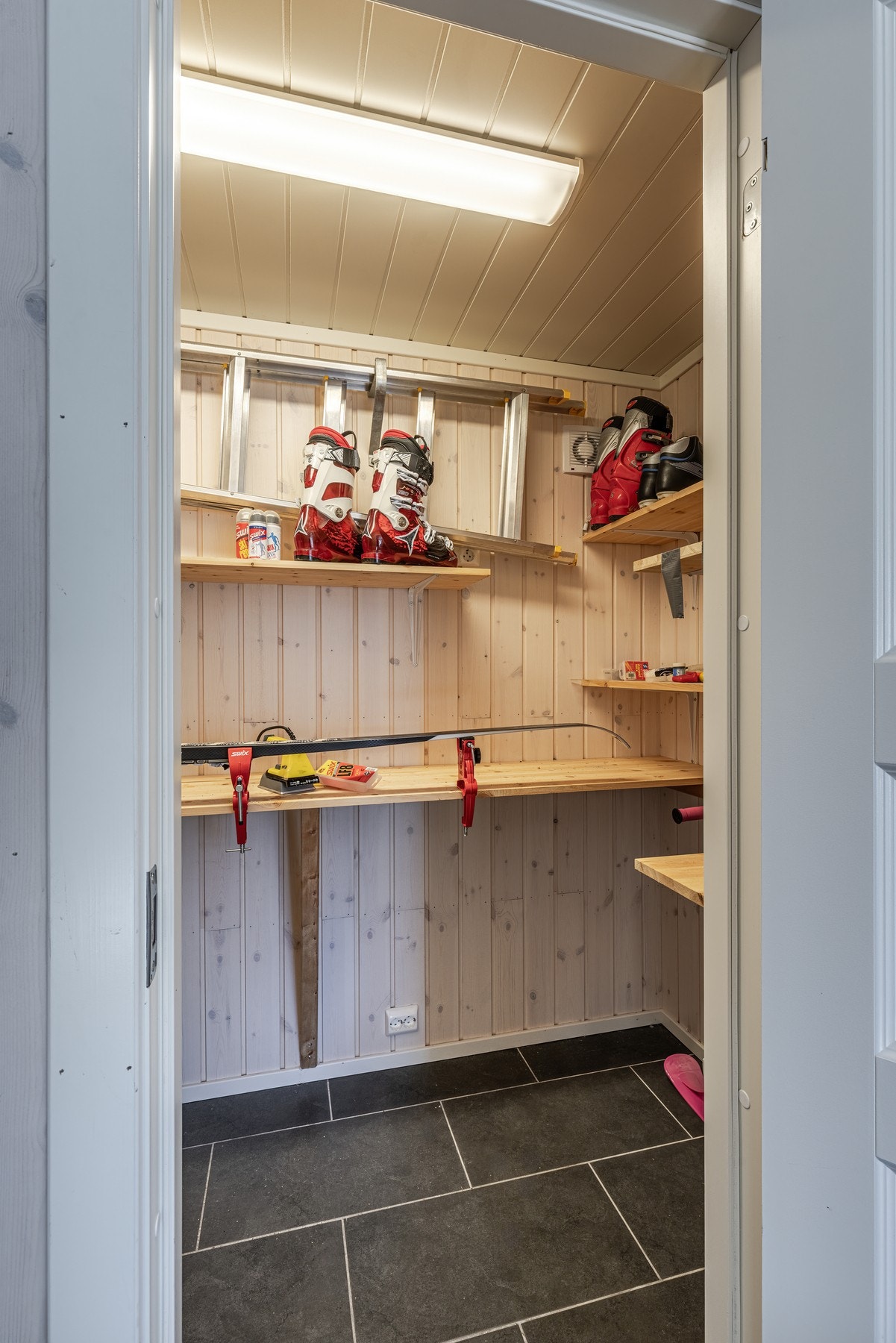 Avlukket lagringsrom innenfor sportsbodkontor. Galleribilde