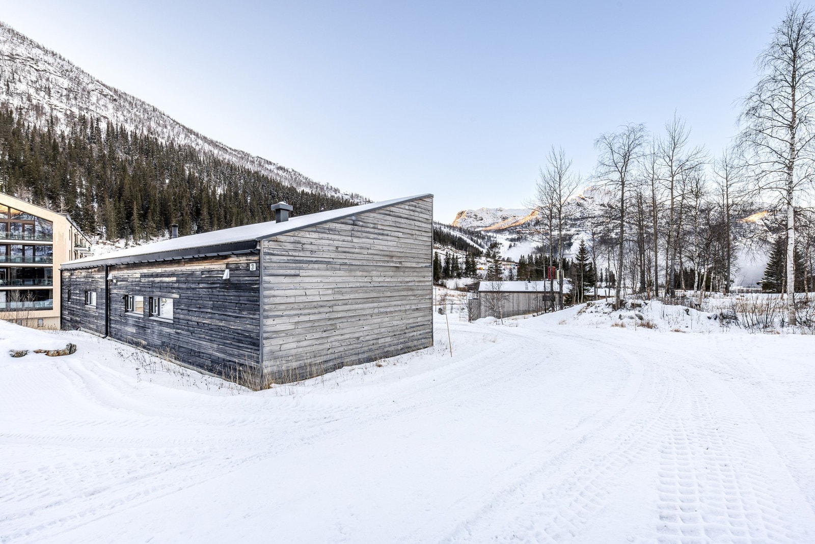 Dette er den fremste hytte i Tottelie, her har du fri og flott utsikt mot Hemsedal skisenter og meget gode solforhold. Galleribilde