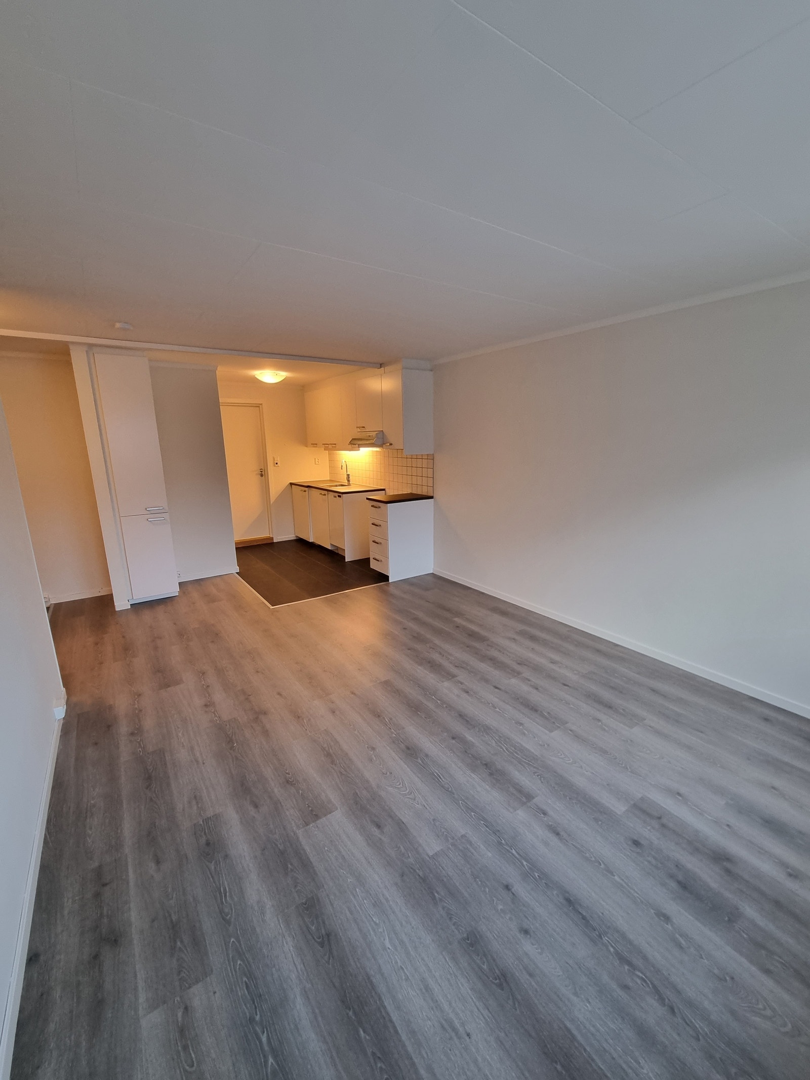 Stue med åpen kjøkkenløsning Galleribilde