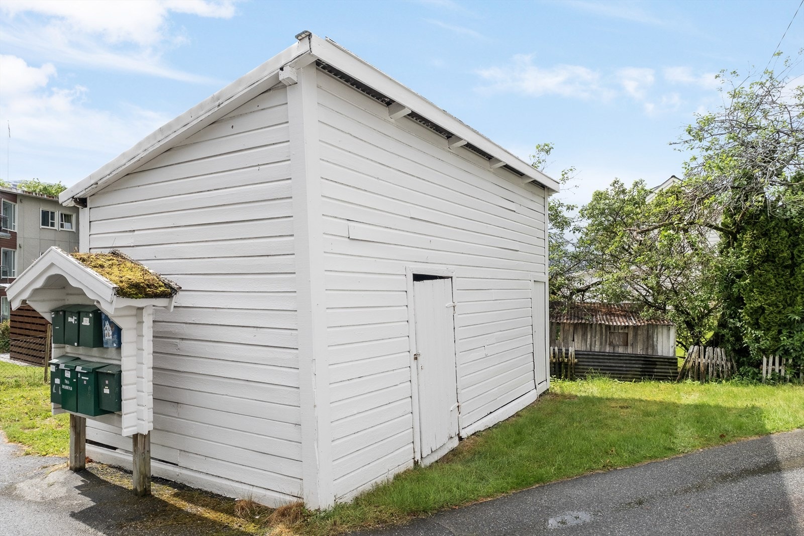 Uthuset er oppført i enkel trekonstruksjon på natursteinsfundament og har god lagringsplass. Galleribilde