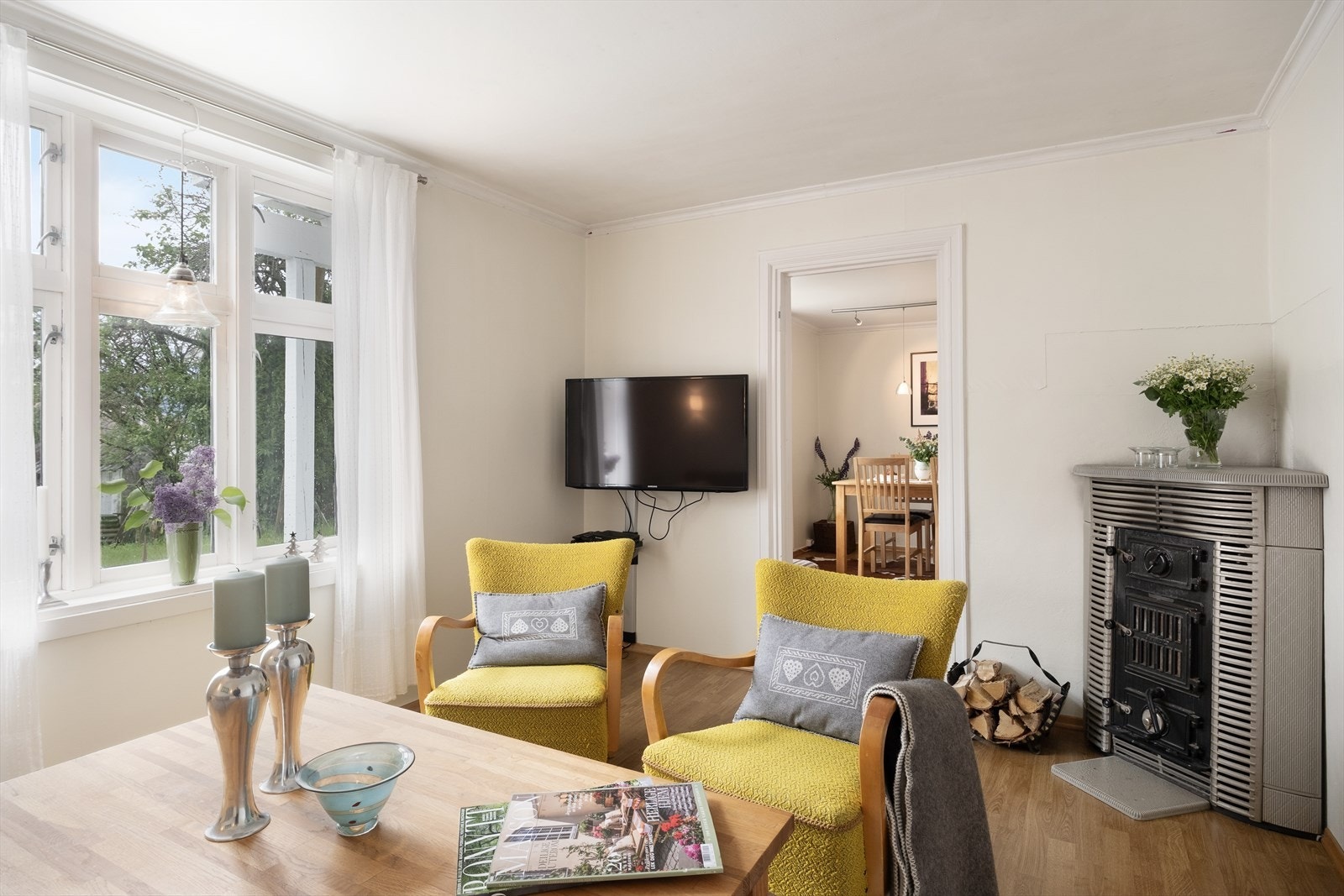 1.etg. har 2 lyse og trivelege stover med plass til sitte-og etegruppe. I denne stova er det vedomn som oppvarmingskjelde. Galleribilde