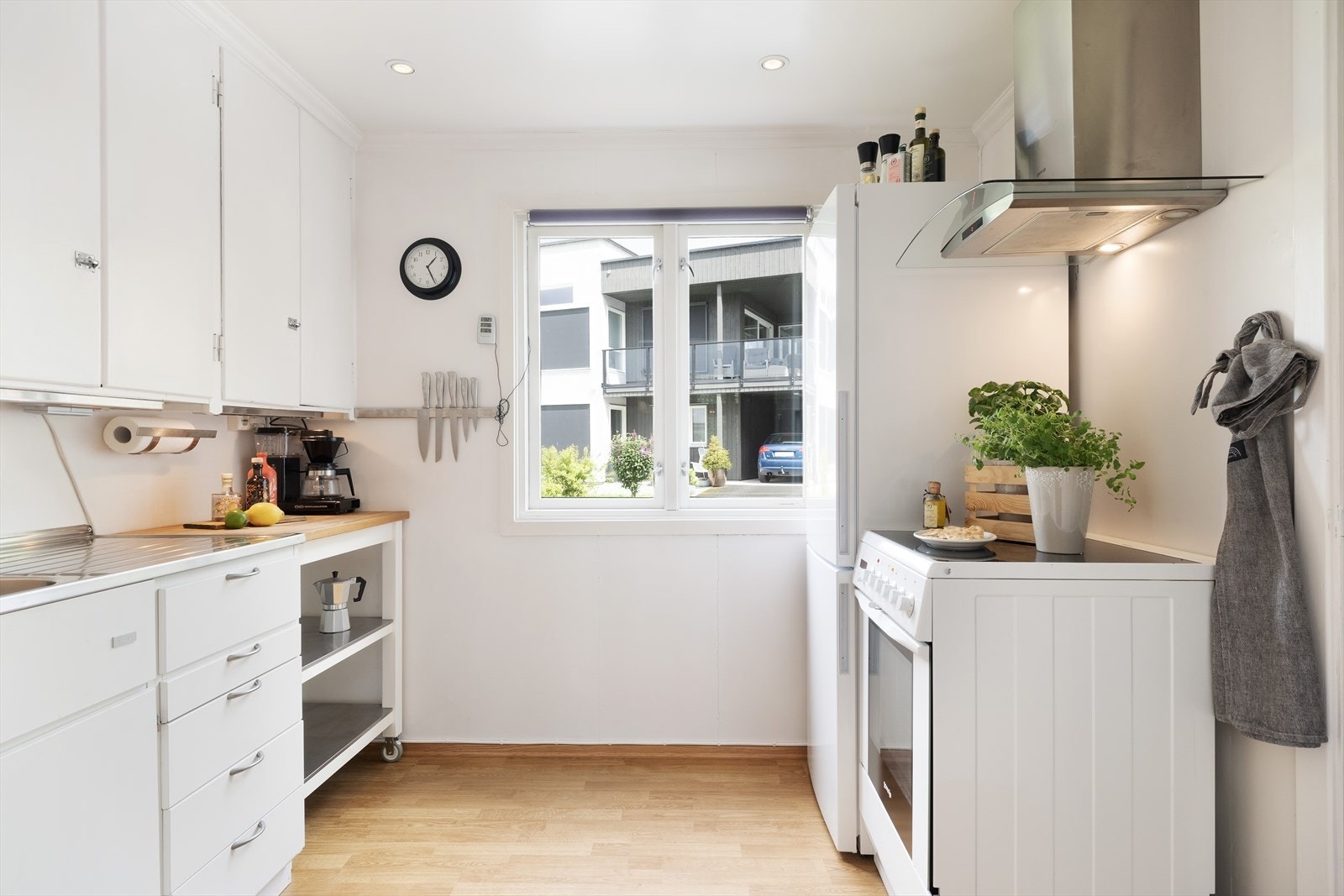 Benkeplate er av heiltreplate og vask er av stålbeslag. Galleribilde