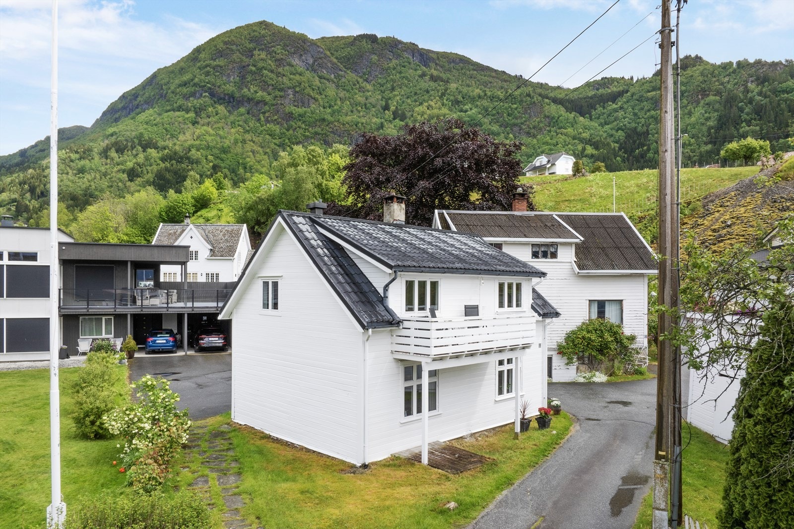 Einebustad på flat og fint tomt i roleg bymiljø. Galleribilde