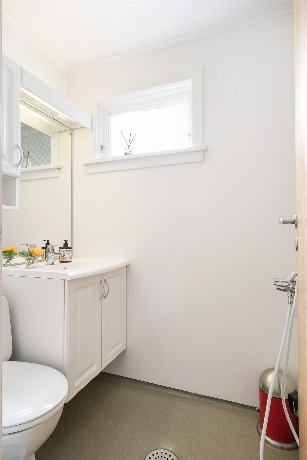 Toalettrommet har belegg med oppbrett på golv og måla huntonittplater på veggar. Galleribilde