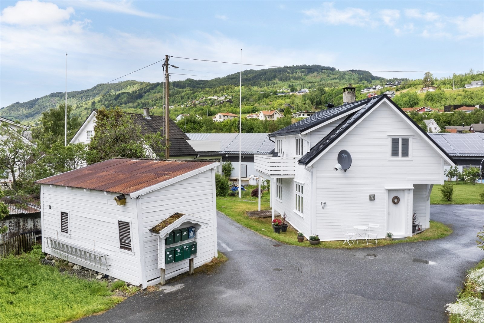 Einebustaden er på 2 etasjar og er oppført i 1921. På eigedomen er det også eit uthus med 2 boder. Galleribilde