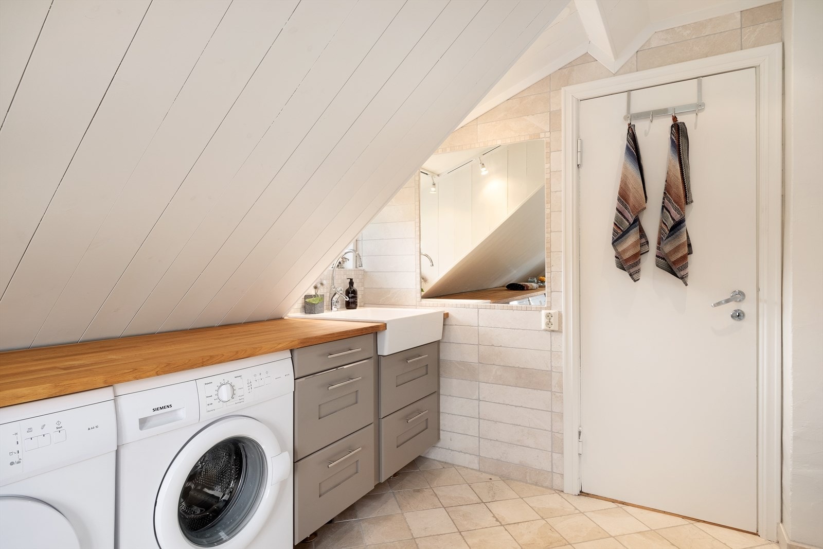 Baderommet har flis på golv og vegg, måla panel i himling. Galleribilde