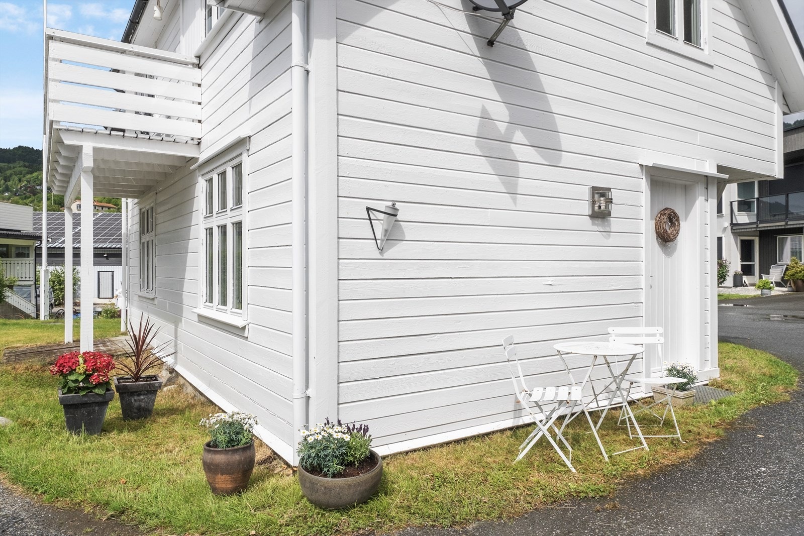 Det er noko mindre grøntareal rundt huset. Galleribilde