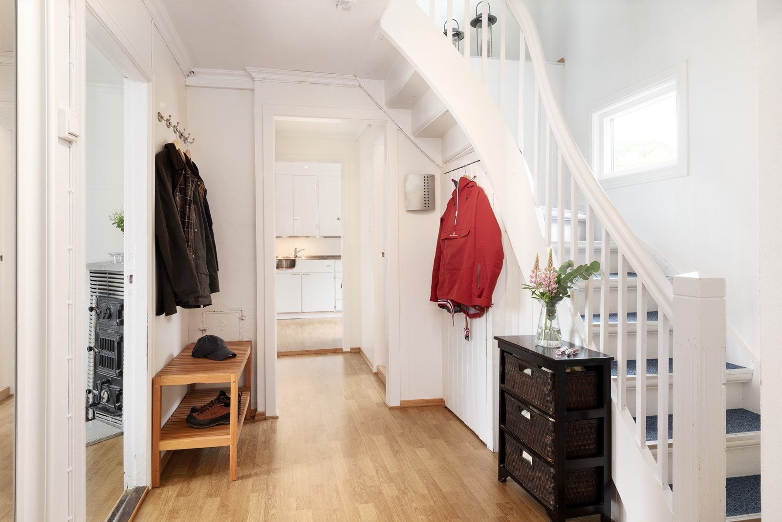 1.etg. har eit romsleg og innbydande gangareal med plass til oppheng av ytterklede, samt trapp opp til loft. Galleribilde