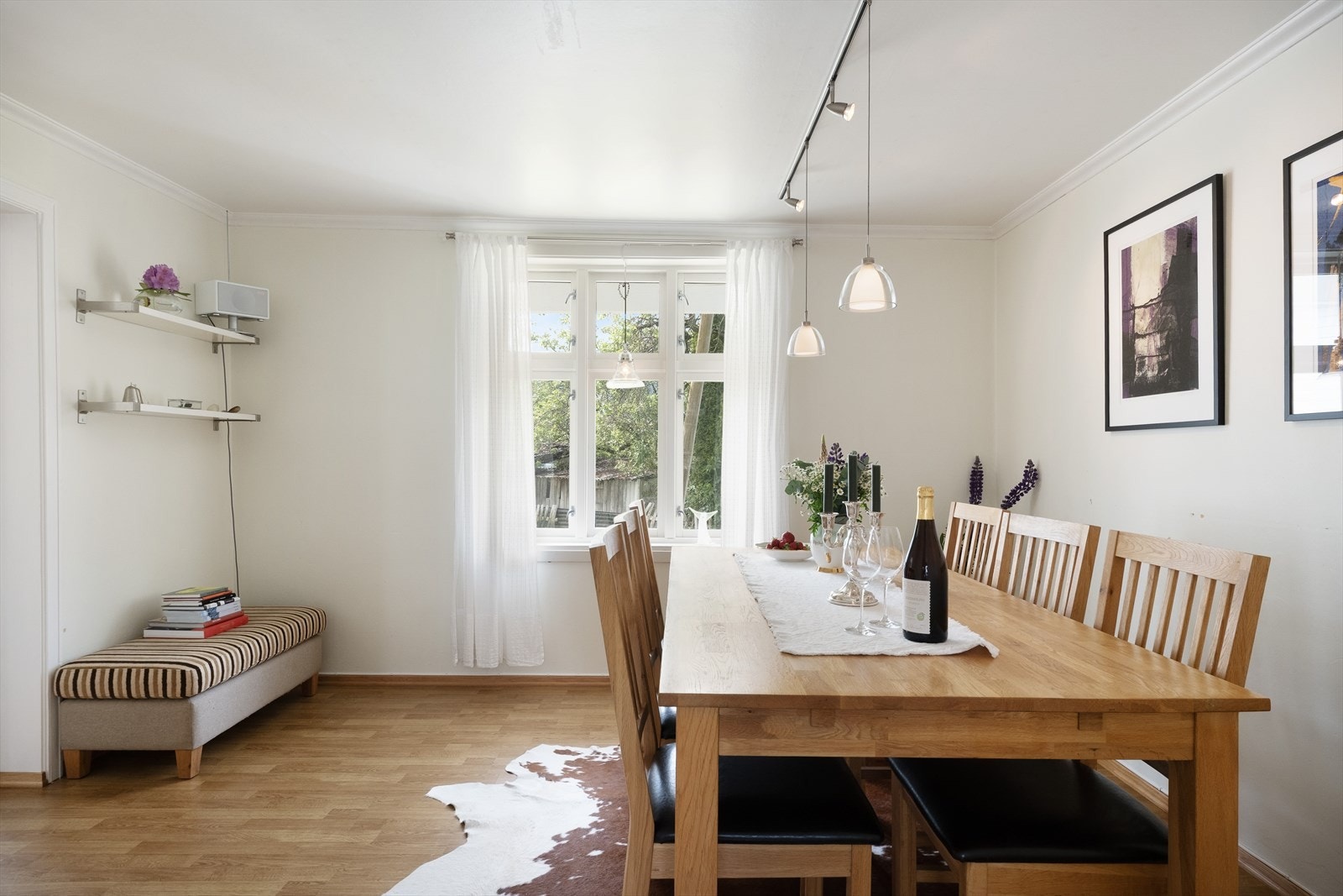 Denne stova ligg like ved kjøkkenet og kan fint brukast som etestove. Galleribilde