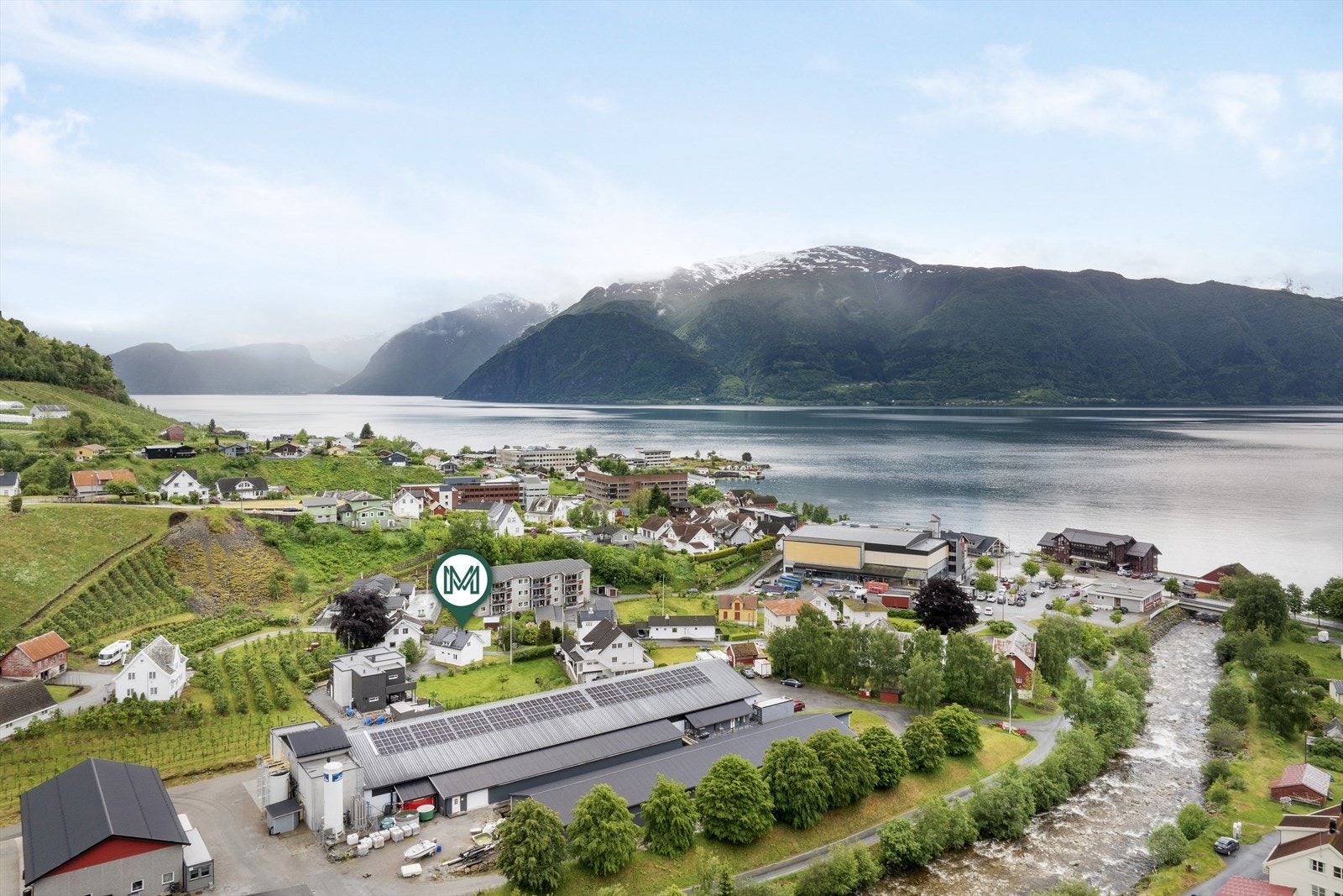 Velkommen til Riverdalen 16! Eigedomen ligg sentralt plassert på Leikanger like ved Hermansverk sentrum. Galleribilde