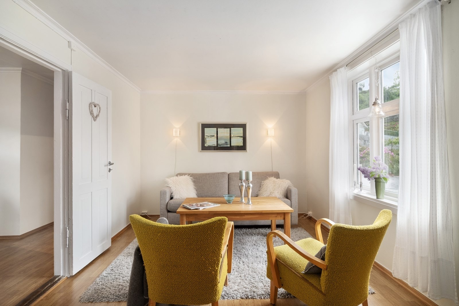 Begge stover har store vindaugsflater som slepp inn godt med naturleg lys. Galleribilde